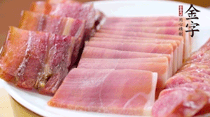 擺盤后鋪上老豆腐，淋點(diǎn)料酒，灑點(diǎn)白糖上鍋蒸20分鐘。