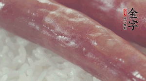 關(guān)上蓋子，煮到米飯露出時(shí)。
