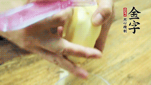 將食材洗凈，茄子、土豆切滾刀塊。