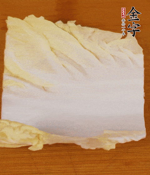 一片白菜一片淡火腿交替疊起，疊個兩三層放進(jìn)鍋內(nèi)，直到塞滿鍋。