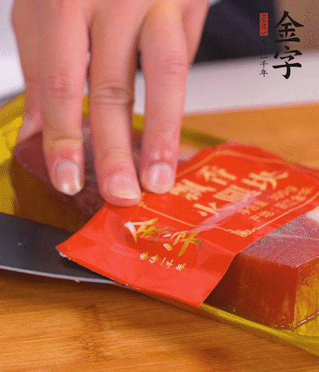 金字火腿切片，生姜切絲，蔥白切末。