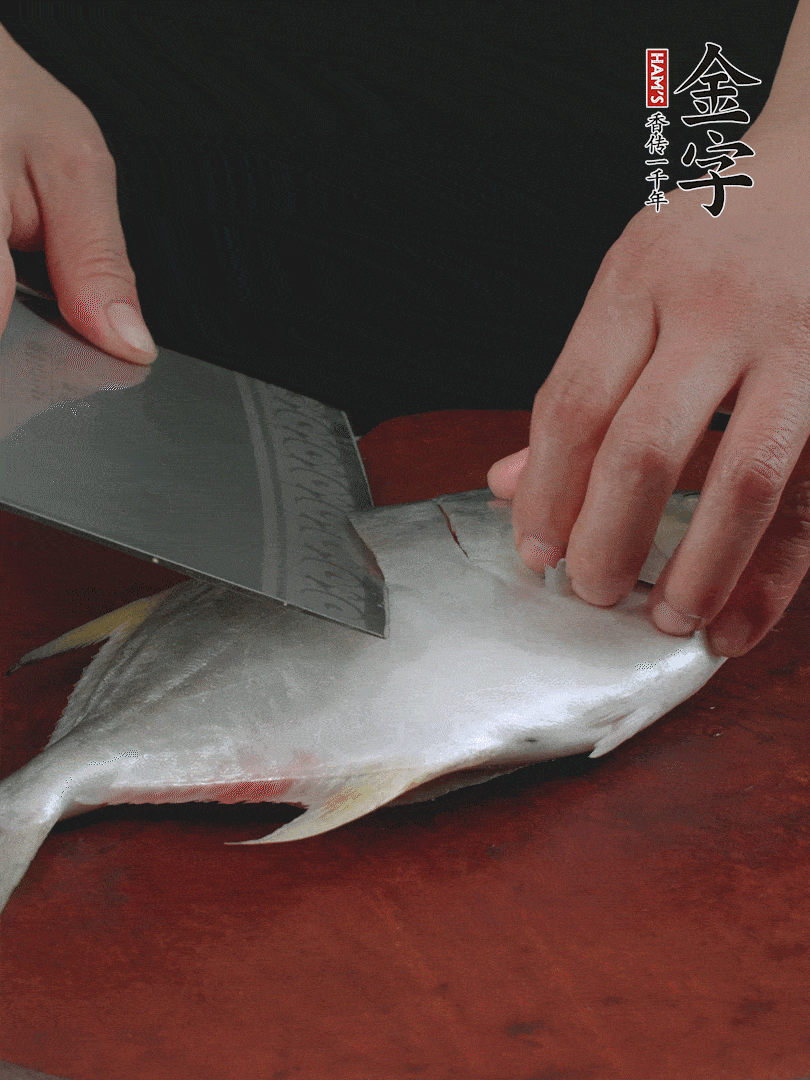 處理干凈銀鯧魚(yú)1條，表面斜刀切出花刀。