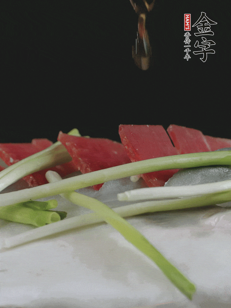 蔥白置于魚(yú)身，放適量豌豆，淋上花雕酒。