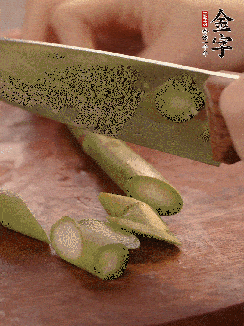 蘆筍去掉底部老的部分，斜切成段。白玉菇去掉根部，日本豆腐切成圓厚片。
