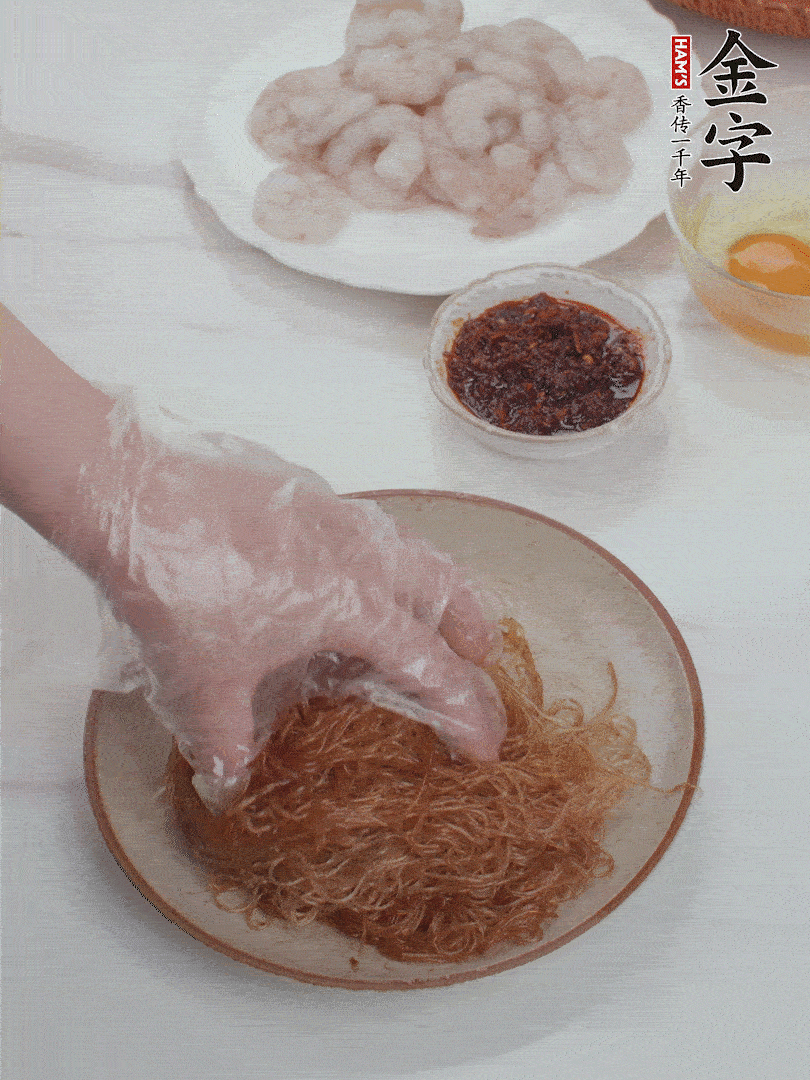 粉絲泡軟后，入沸水煮10秒，撈出后加1/2勺老抽、1/2勺食用油挑松。