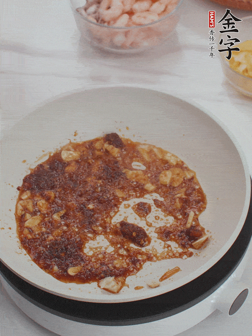 冷鍋熱油，1大勺金字火腿XO醬、蒜末炒香，倒粉絲一起炒。