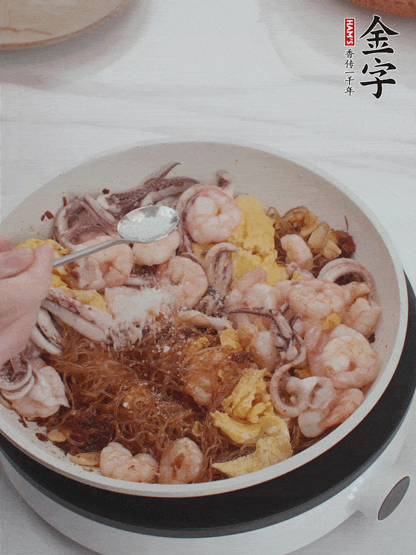 加雞蛋，蝦仁，魷魚混合。