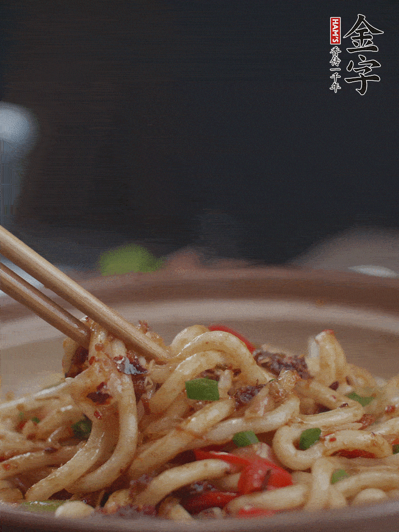 一小撮鹽調(diào)味。最后可以點(diǎn)綴香蔥段。