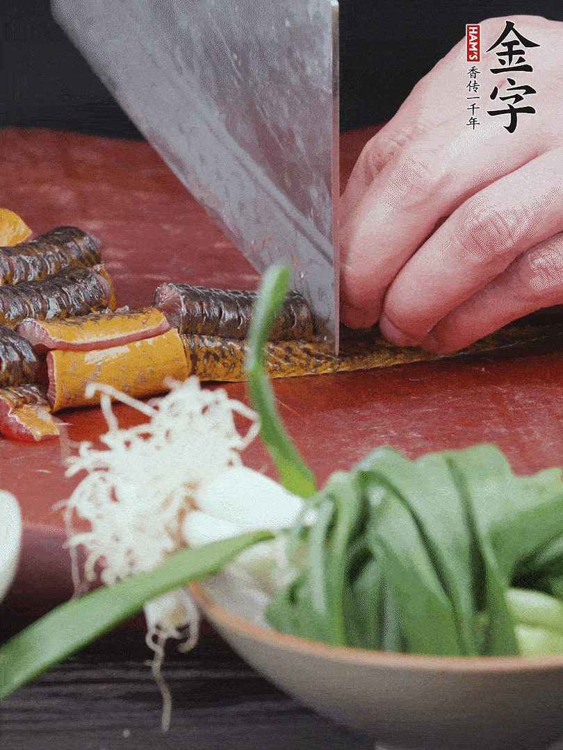 黃鱔去內(nèi)臟洗凈，切花刀斬段。沸水下鍋，加黃酒焯水去血沫。
