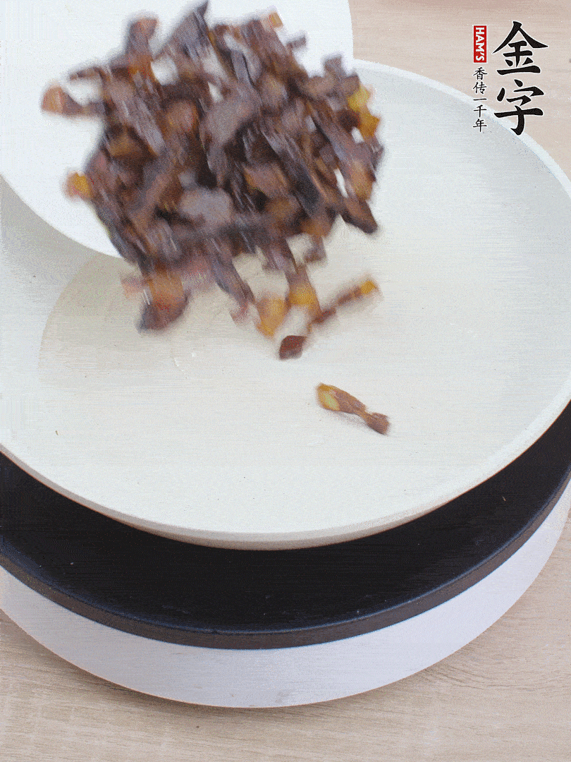 油熱倒醬油肉，編出香味。
