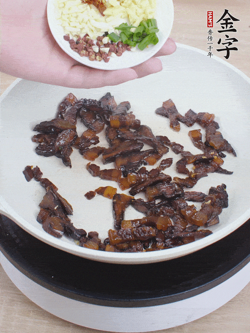 下蔥姜蒜、干辣椒、花椒粒炒香。