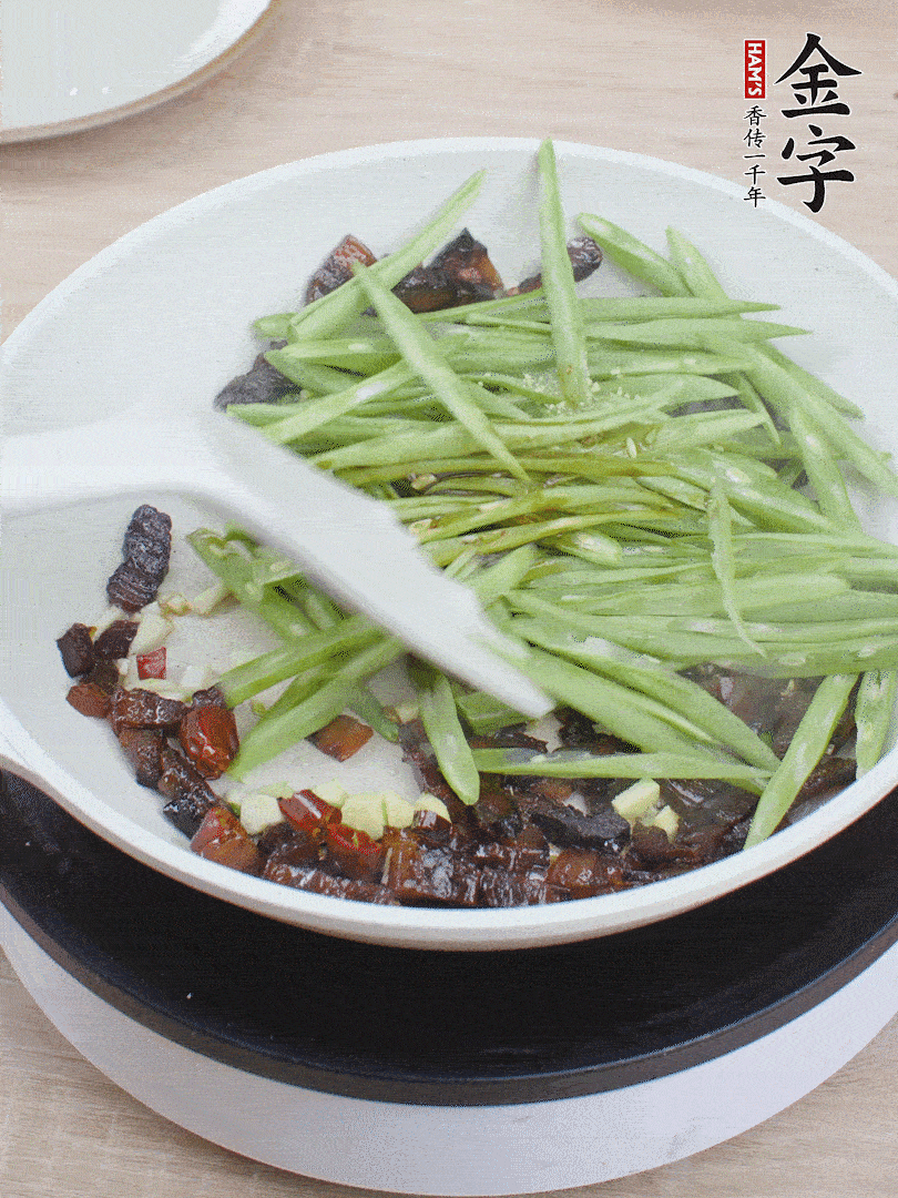 下豆角，生抽、雞精調(diào)味，炒到斷生。