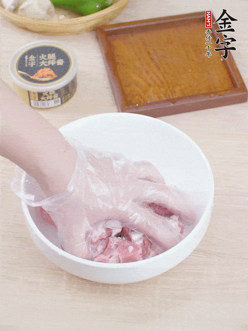 豬小排，加1勺料酒、1勺蠔油、1/3勺白胡椒粉、淀粉，抓拌均勻腌漬30分鐘。青椒去蒂去籽切塊。洋蔥去皮切塊。
