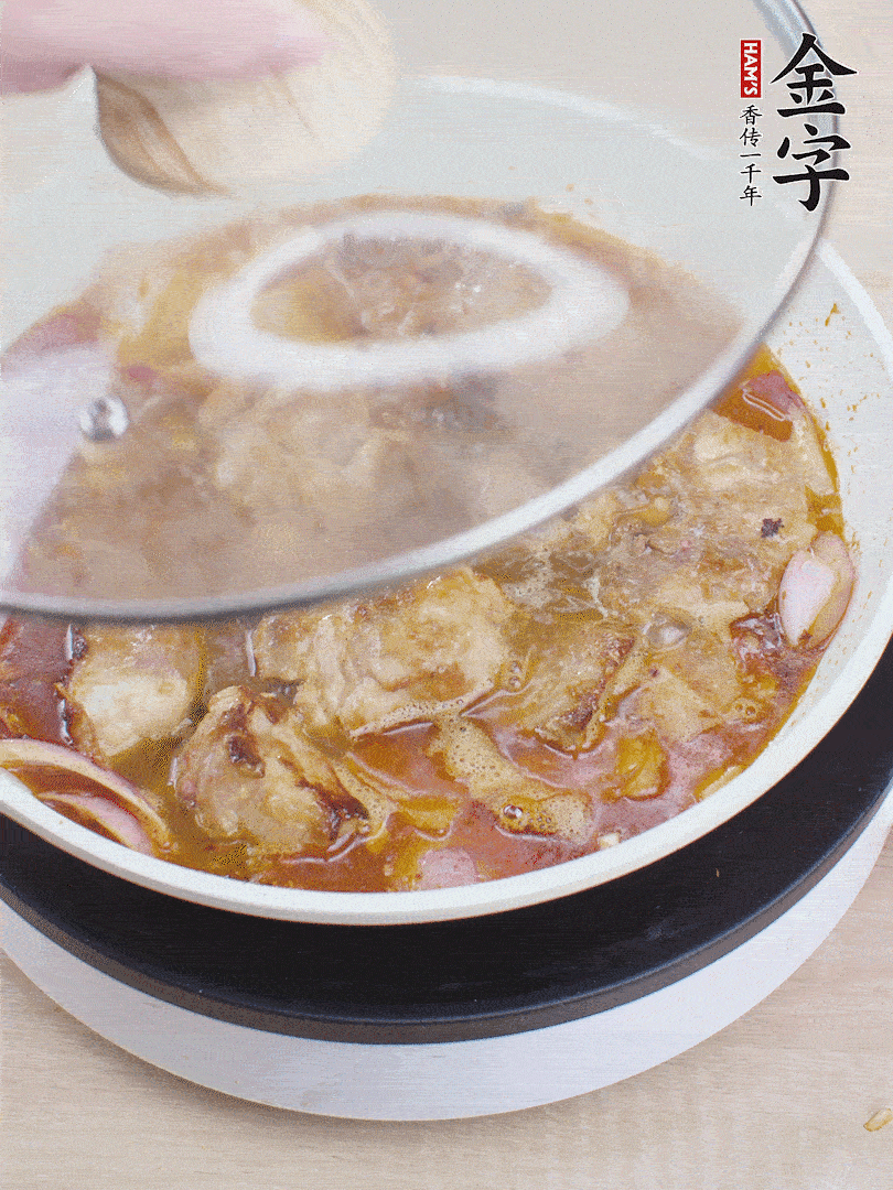 下小排翻炒，加1勺生抽、1點(diǎn)白砂糖和少許水燜2分鐘。