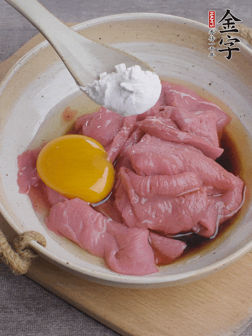 牛肉切片，雞蛋1個、水2勺、料酒1/2勺、生抽1/2勺、生粉1勺腌15分鐘。