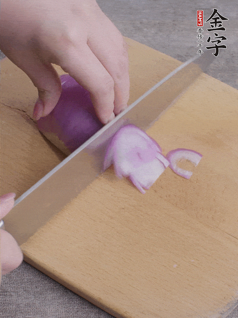 洋蔥切絲、蔥切段。