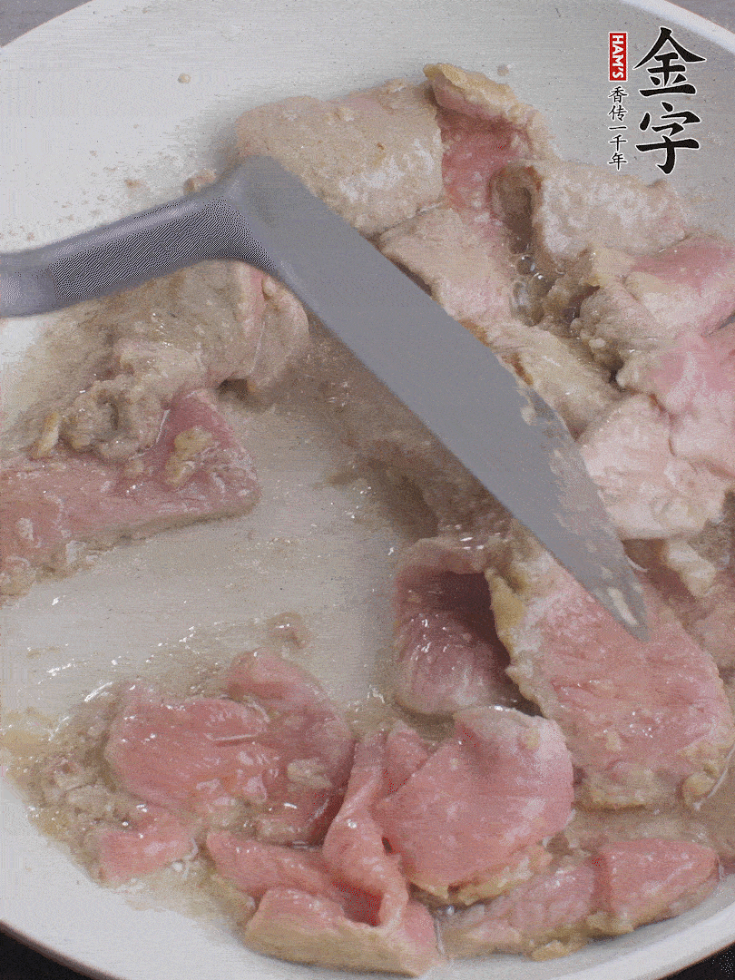鍋中少油，下牛肉炒至變色。（盛出來）
