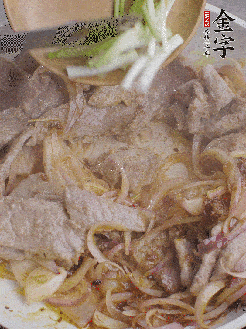 下牛肉、蔥段快炒。