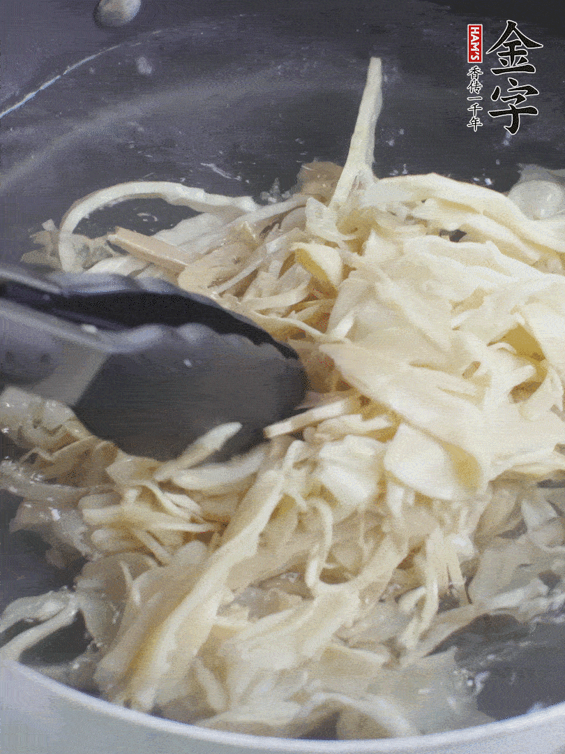 糯米筍焯水1分鐘，過涼水，擠干水份。