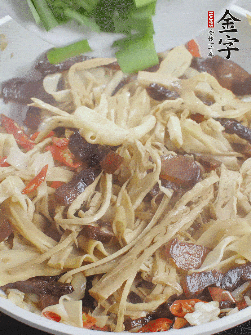 翻炒均勻，下蒜葉。
