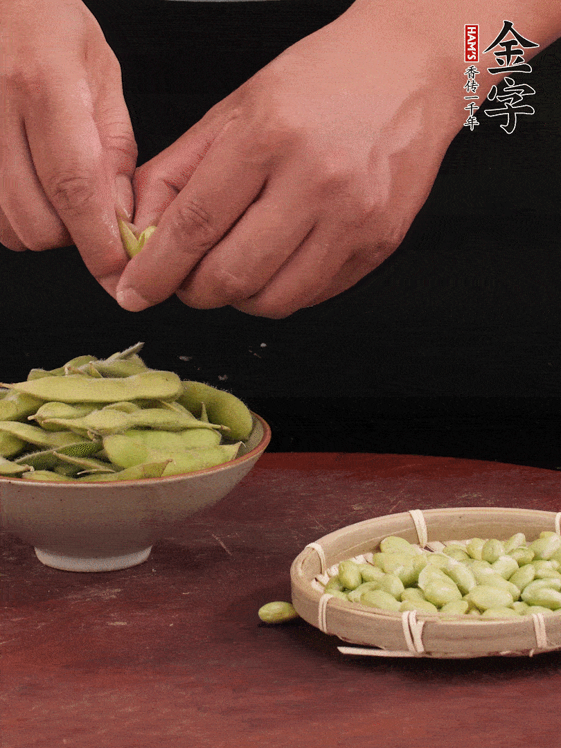 新鮮毛豆剝殼。