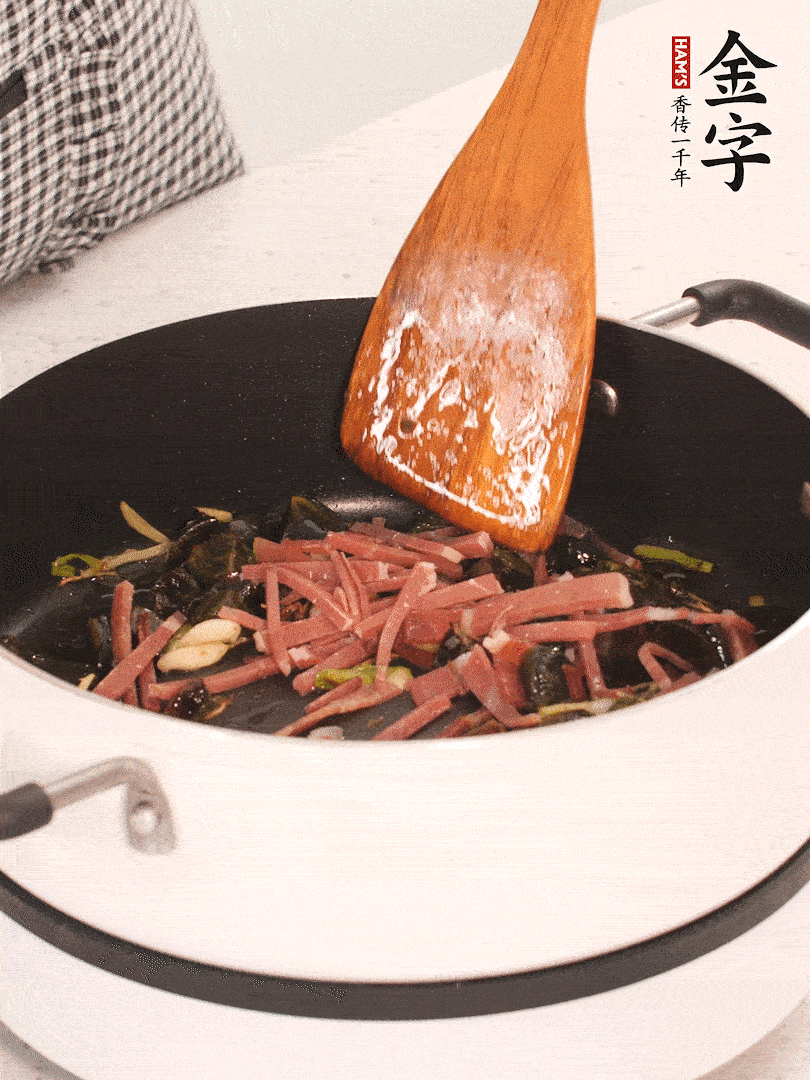 加入火腿煸炒一會(huì)，倒入開水燉煮15分鐘。