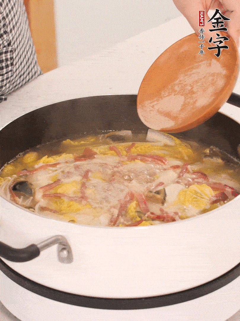 加適量的白胡椒調(diào)味。