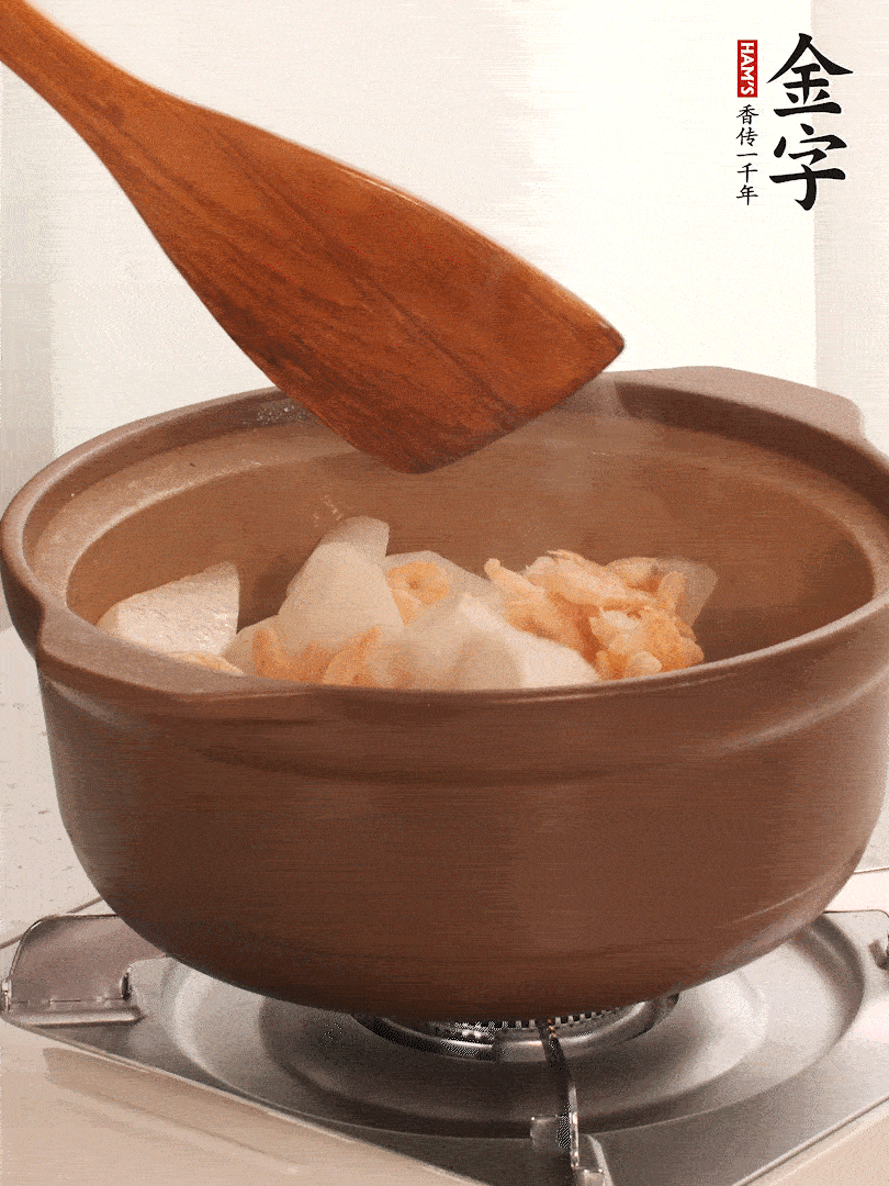 放白蘿卜、海米煸炒1-2分鐘，白蘿卜一定要先炒過再燉湯，香味更足。