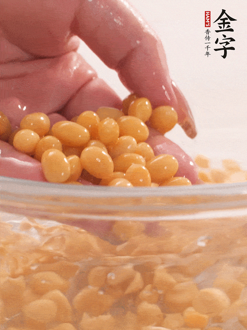黃豆浸泡2小時，充分泡發(fā)，挑出干癟的不要。