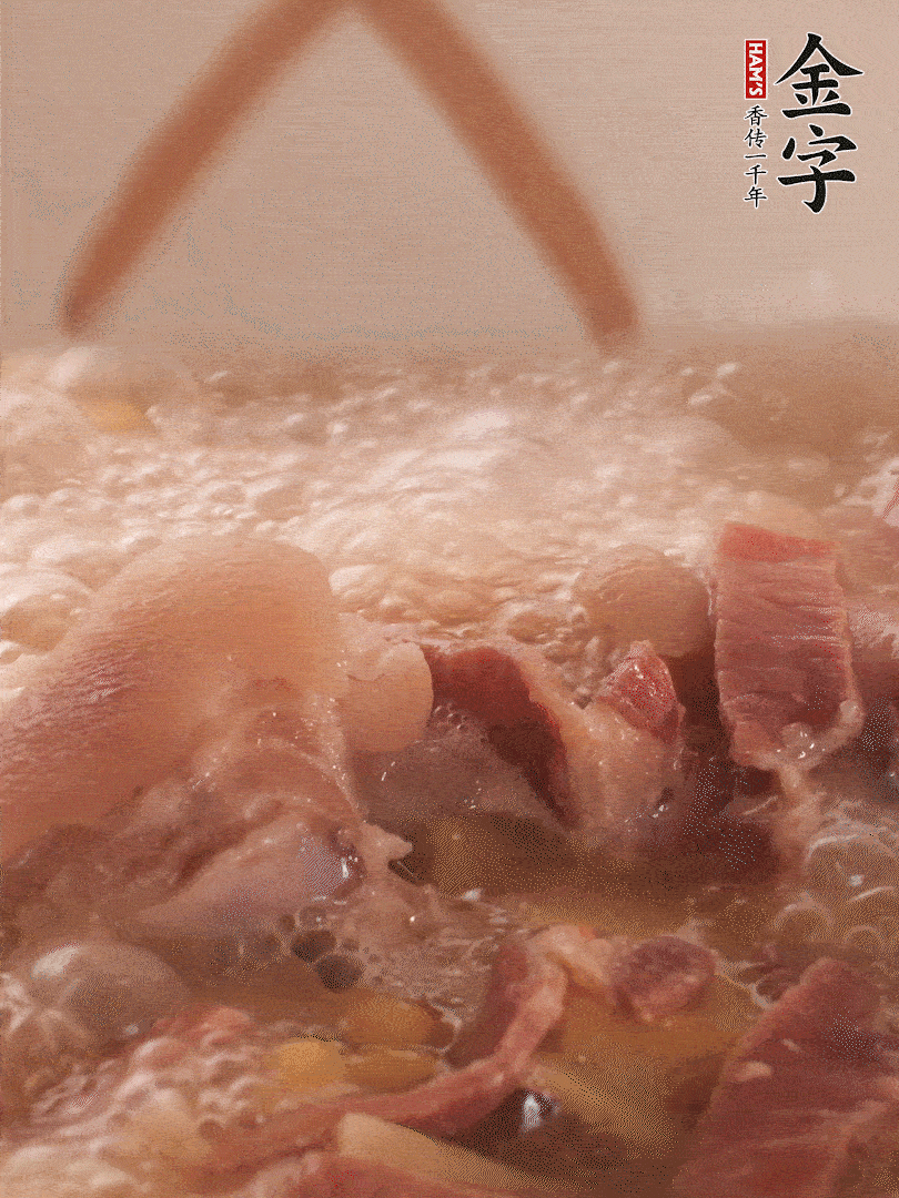 大火將水煮開后，蓋上鍋蓋，轉(zhuǎn)小火慢燉1個半小時。