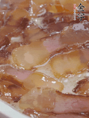 油5成熱，醬油肉煸香。