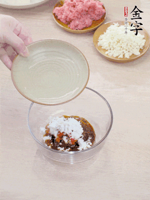 調(diào)料汁：金字火腿干貝醬2勺、剁椒1/2勺、生抽1/2勺、淀粉2勺、清水半碗。