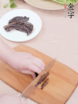 金字醬油肉下鍋煮10分鐘，切薄片。