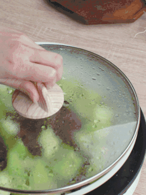 西葫蘆略出水時，加一小撮鹽調(diào)味。