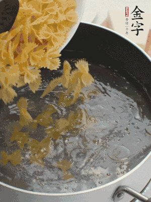 蝴蝶面加橄欖油煮熟；豌豆焯水30秒。