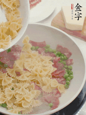 1小勺鹽調(diào)味，混合一起燉煮一下。
