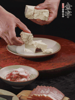 一塊老豆腐掰成大塊。