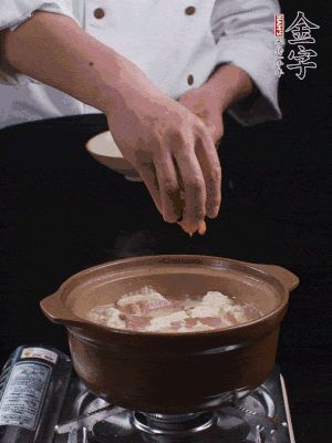 下蝦仁干，煮5分鐘。撒蒜葉，煮1分鐘。