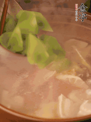 再加入焯水過(guò)的百葉結(jié)、萵筍塊燉15-20分鐘。