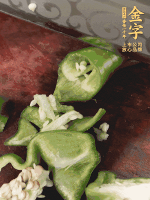 辣椒洗凈斜切成段，蒜切片。