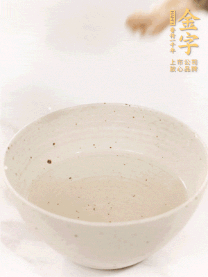 羊肚菌流水洗凈2遍后，溫水泡發(fā)15-20分鐘。