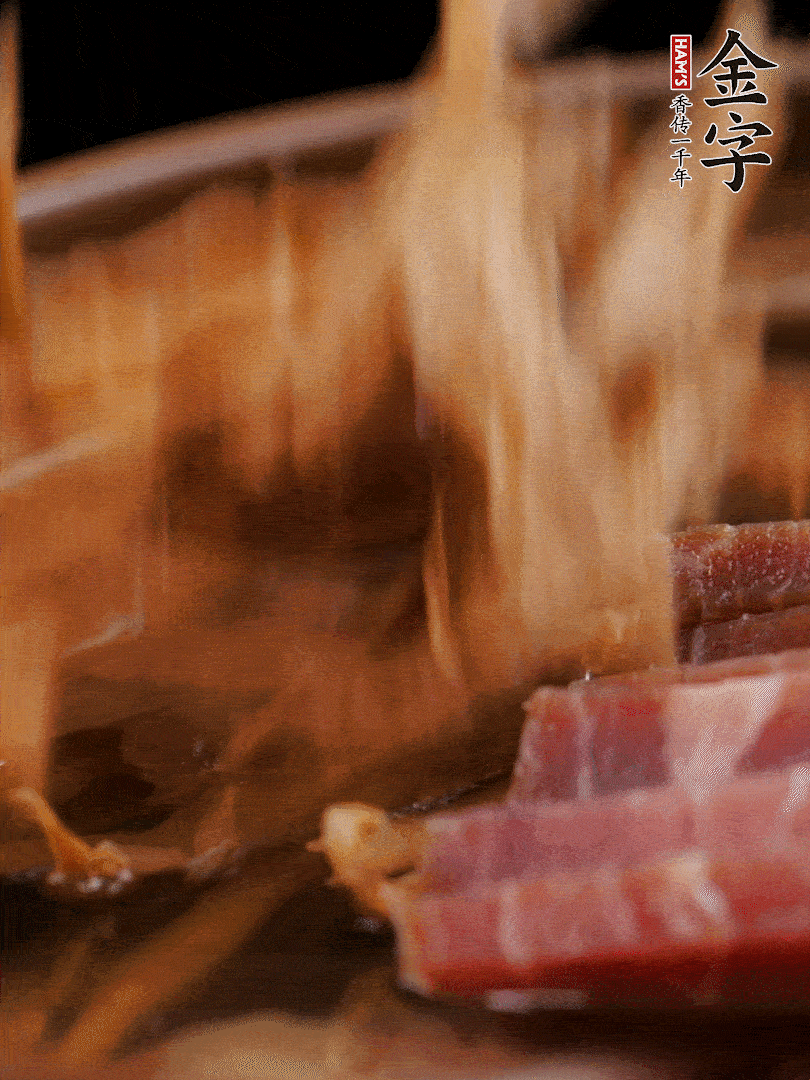 大筒骨、金字火腿、姜片、黃酒一起放入砂鍋，加筍干燉煮40分鐘。（如果家里有高壓鍋，用高壓鍋把高湯壓出來更鮮濃。）