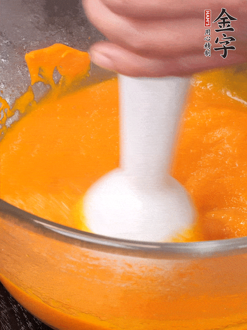 300g南瓜，去皮去瓤切滾刀塊，大火蒸8分鐘，料理機打成泥，篩網(wǎng)過篩成泥