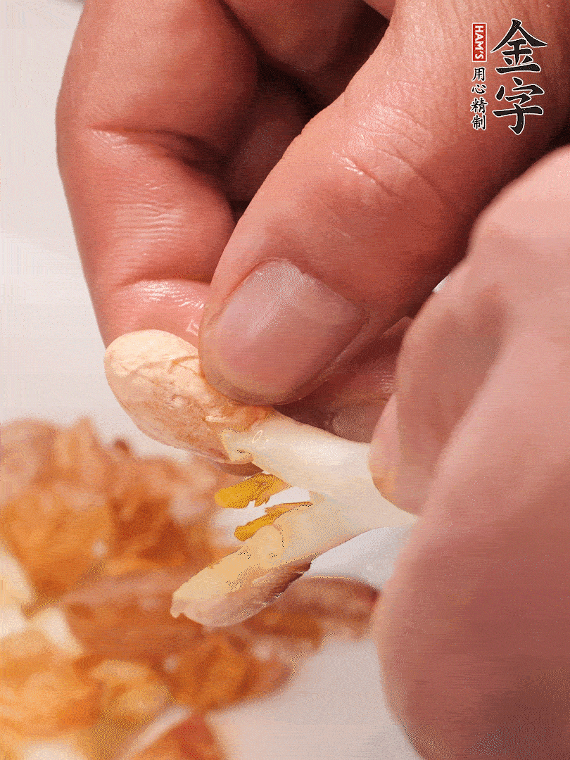 花生芽切段。開水焯水1分鐘，去掉頂部的花生皮