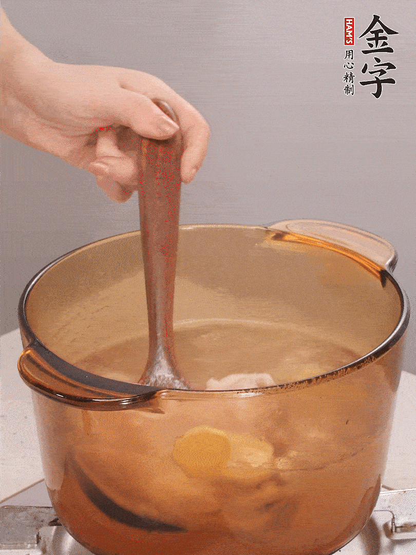 鴨腿冷水下鍋，加姜片、料酒焯水