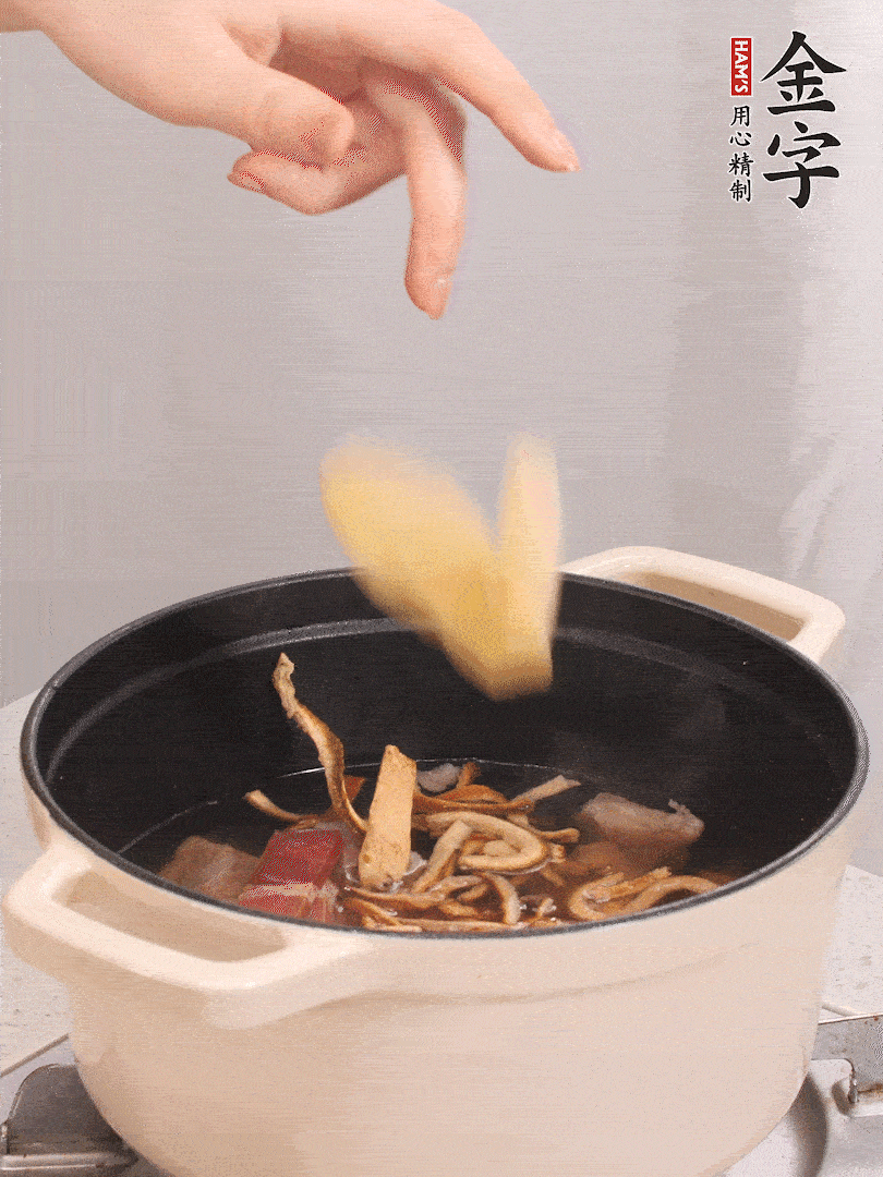 鍋中放牛腩、火腿，然后放入比食材多3倍的水；再放橘子皮、姜片、白胡椒粒燉煮90分鐘