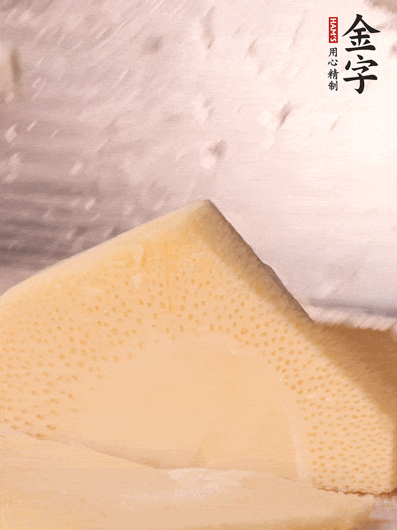 冬筍處理干凈，切滾刀塊，開水焯燙去除澀味