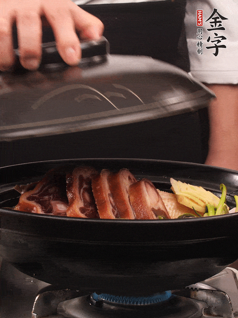砂鍋蓋蓋子密封，大火燒開(kāi)后轉(zhuǎn)小火，燜煮2小時(shí)