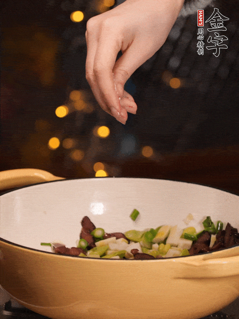 可以加點(diǎn)點(diǎn)水，再加菜苔，加點(diǎn)鹽、味精調(diào)味
