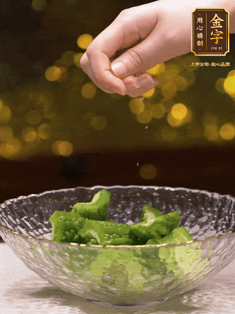 處理好的苦瓜切段（5cm），加點鹽鹽腌一下，去除一下苦味